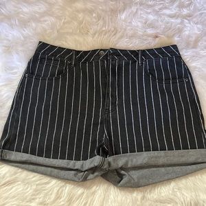 Hot Topic Denim High Rise Mom Shorts